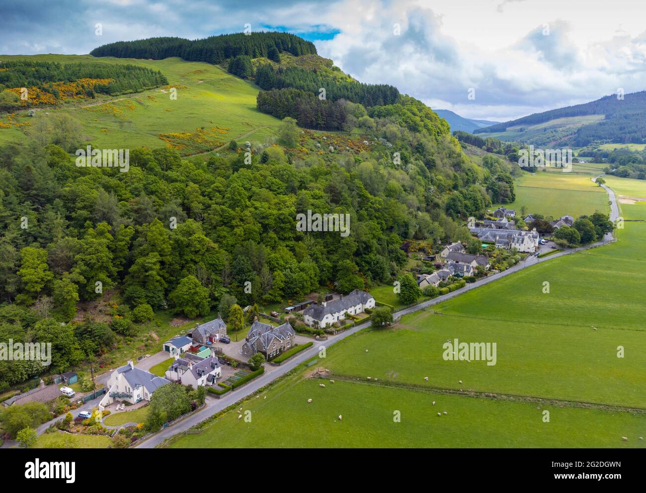 Luftaufnahme des historischen Dorfes Fortingall in Glen Lyon, Perthshire, Schottland, Großbritannien Stockfoto