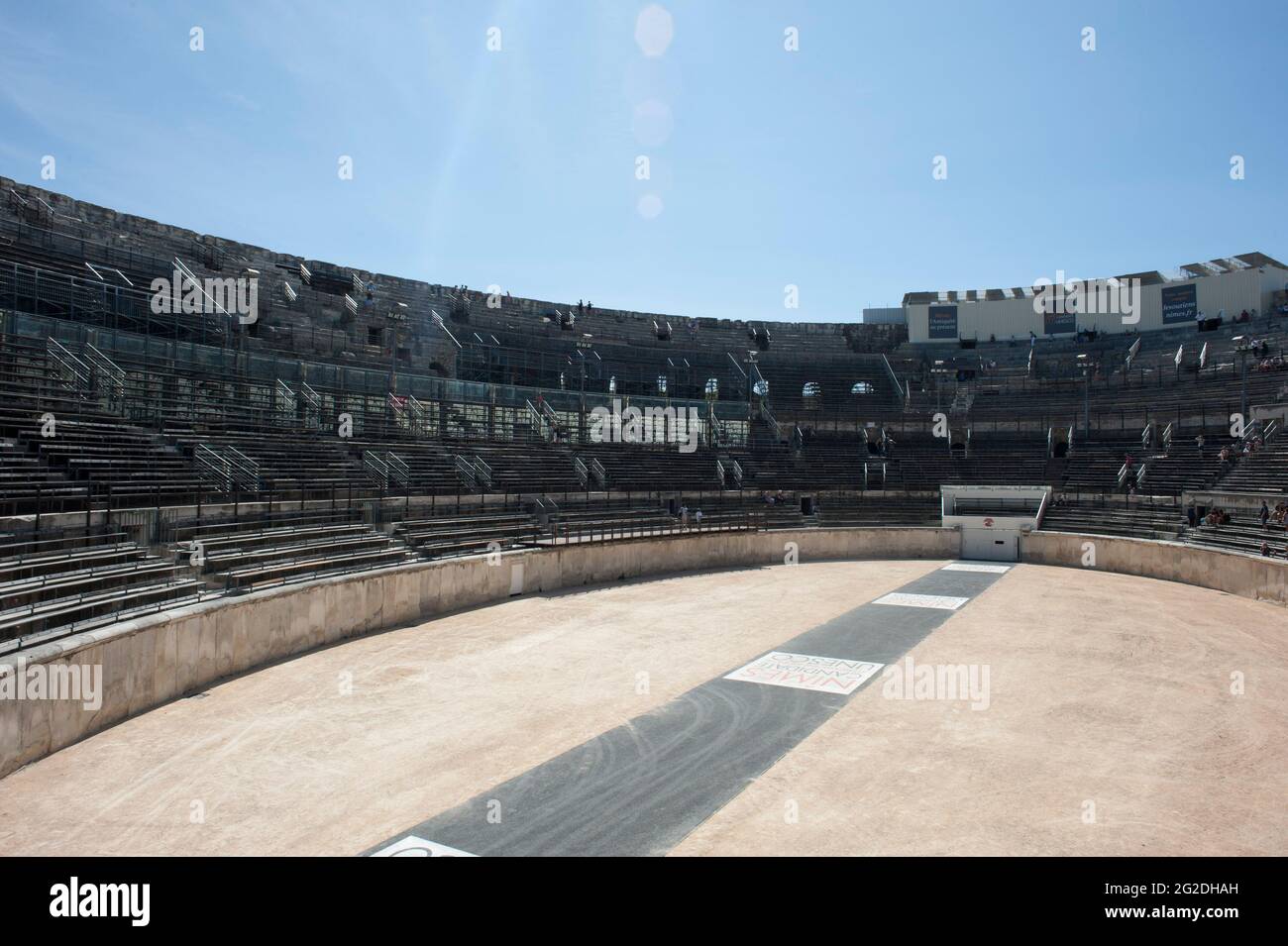 Touristen, die die Arena von Nîmes in Südfrankreich betrachten Stockfoto