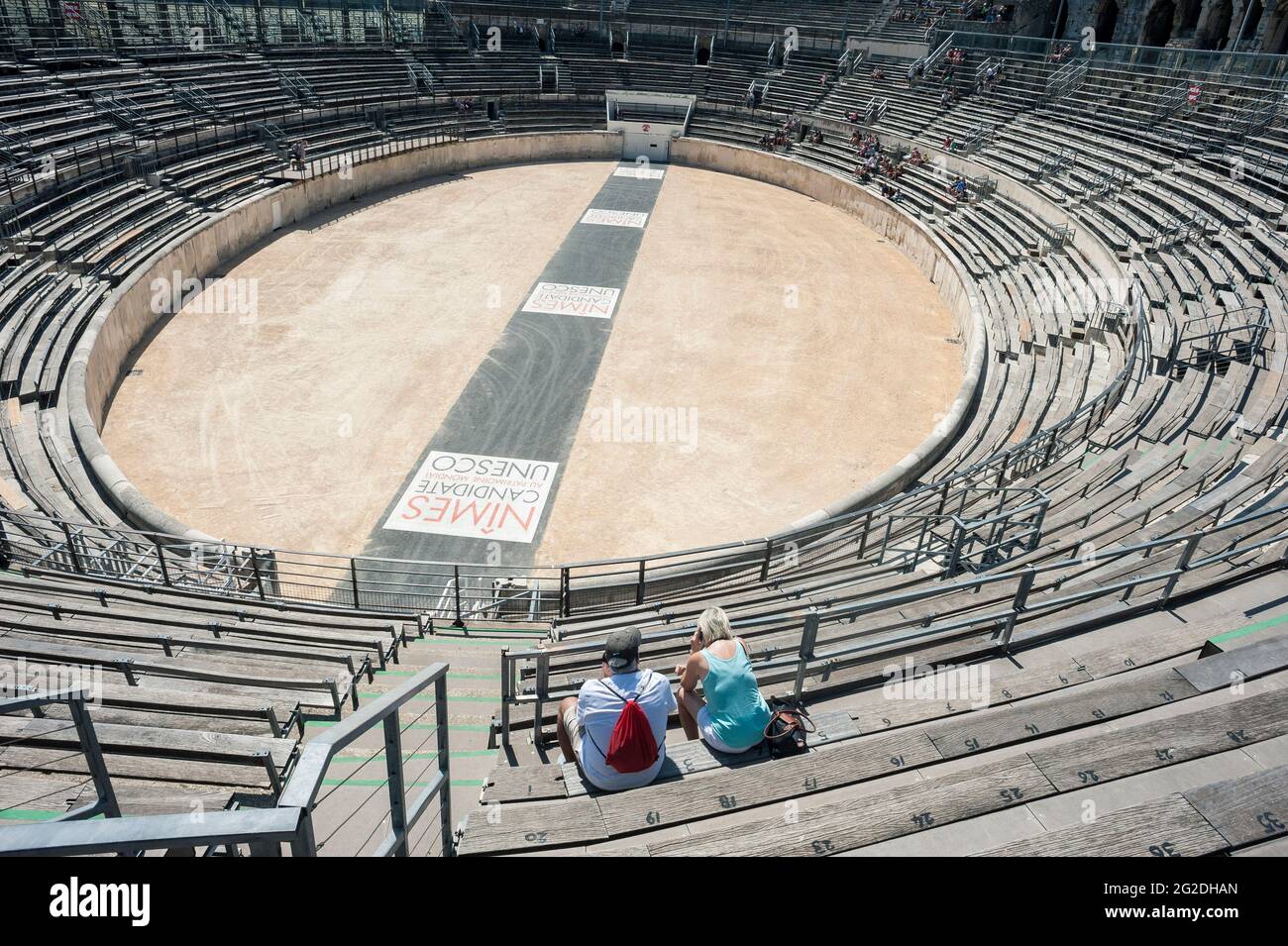 Touristen, die die Arena von Nîmes in Südfrankreich betrachten Stockfoto