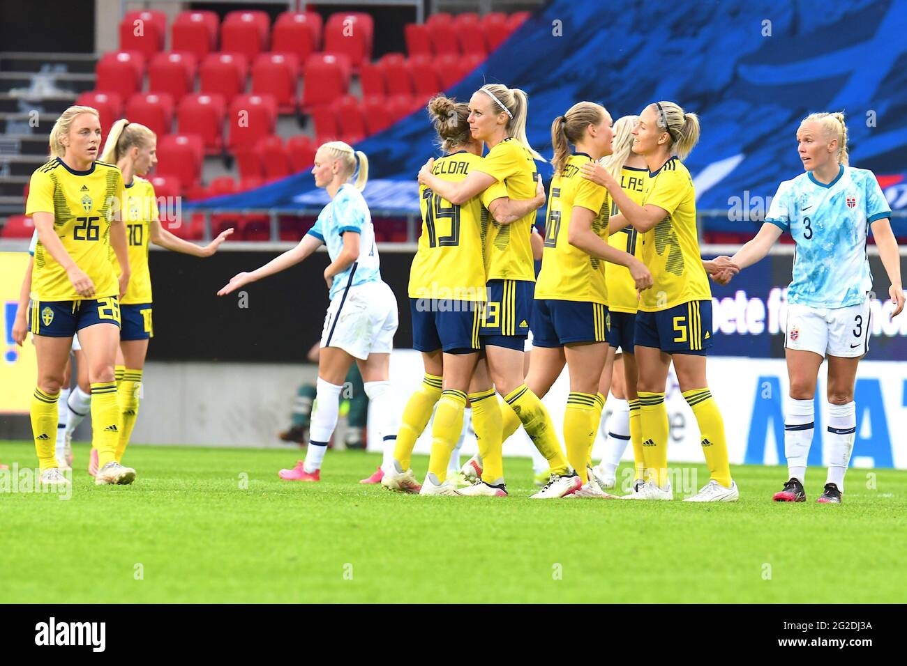 Kalmar, Schweden. Juni 2021. Die Spieler danken sich nach dem Freundschaftsspiel am 10. Juni 2021 zwischen Schweden und Norwegen in der Guldfageln Arena in Kalmar, Schweden Quelle: SPP Sport Press Foto. /Alamy Live News Stockfoto