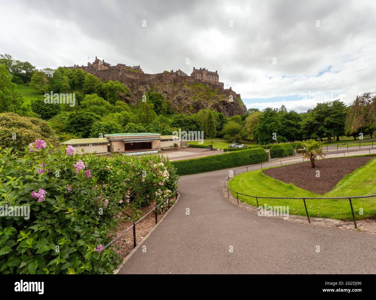 Ross Bandstand wurde für Live-Shows und Veranstaltungen in den Princes Street Gardens im Schatten des historischen Edinburgh Castle, Edinburgh, Großbritannien, verwendet Stockfoto