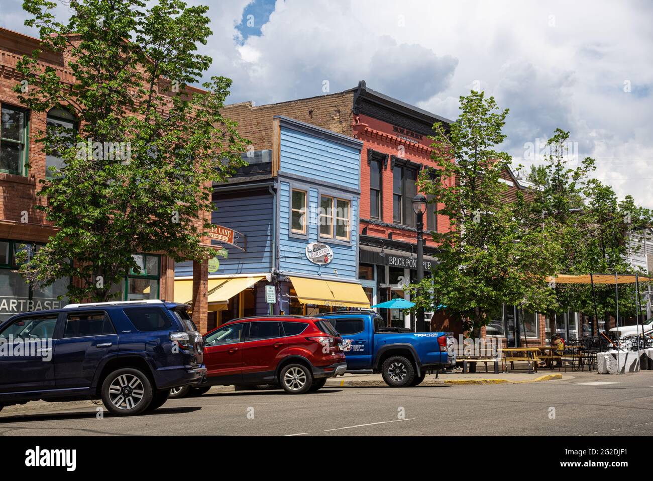 Downtown Basalt, Colorado, an einem bewölkten Tag mit Geschäften, Restaurants und geparkten Autos auf der Hauptstraße. Stockfoto