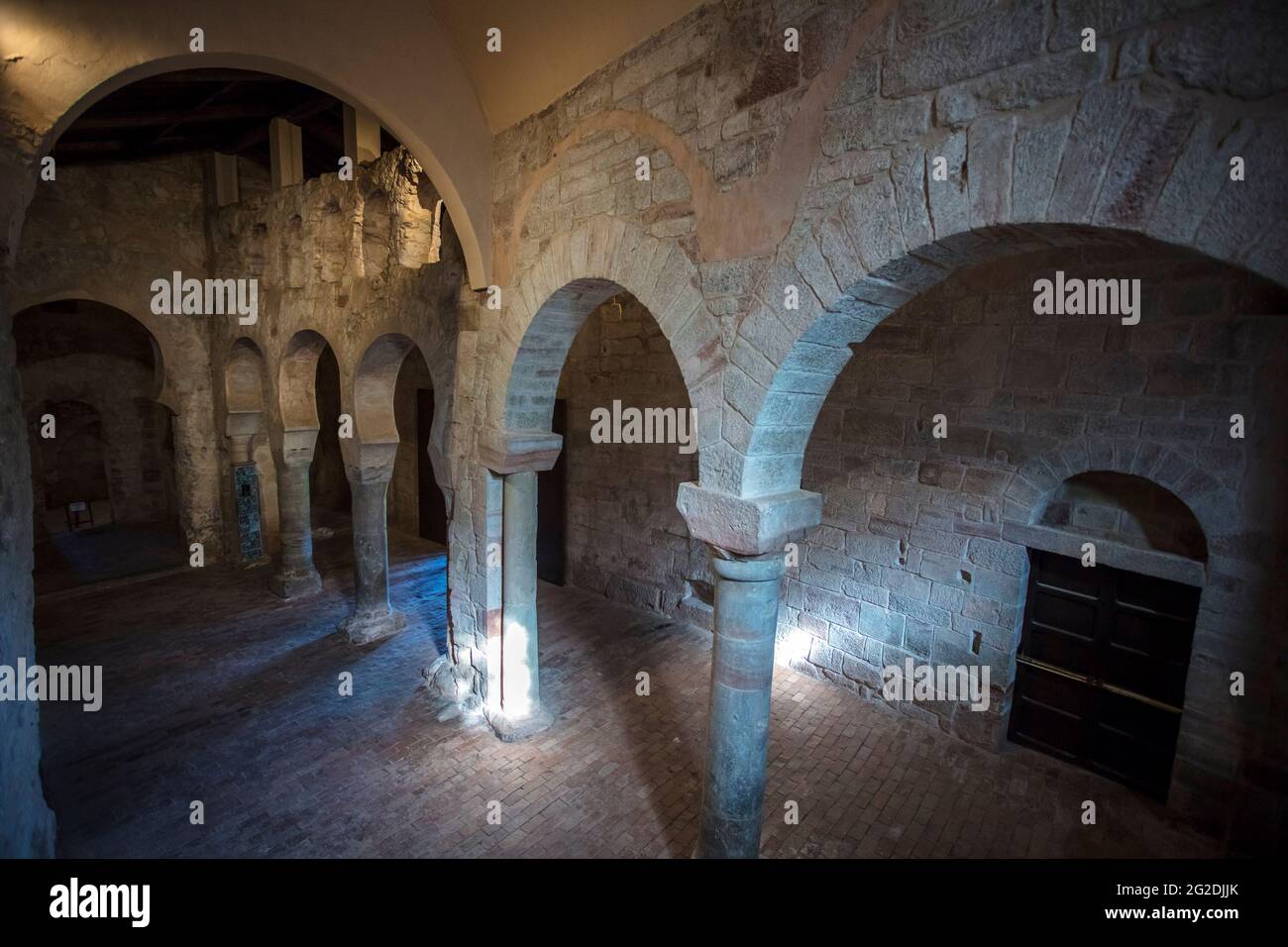 Bögen im Kloster Suso, das während der westgotik mit muslimischen Elementen erbaut wurde. Es ist ein Weltkulturerbe. San Millan de la Cogolla. Spanien Stockfoto