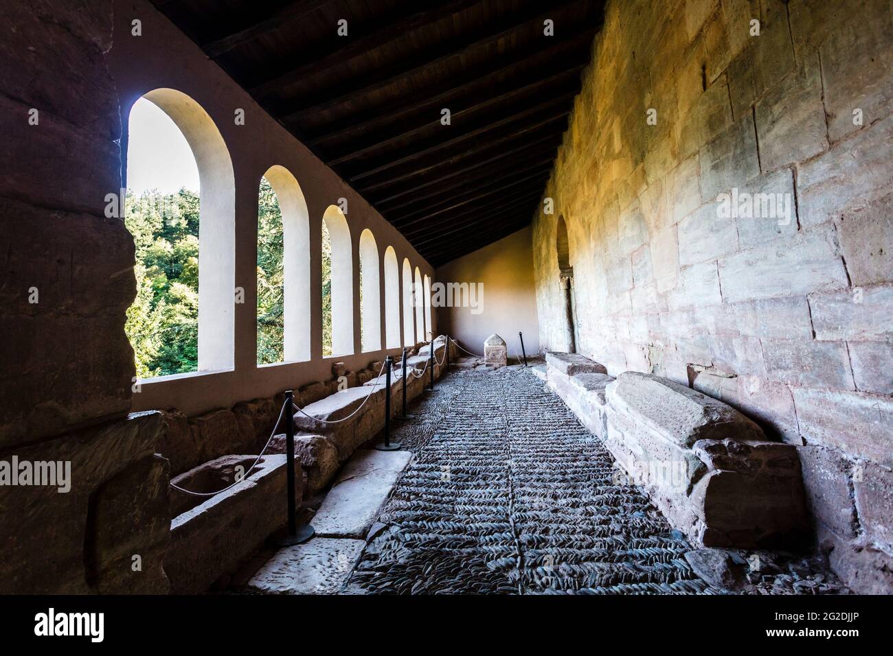 Gräber im Kloster Suso, das während der westgotik mit muslimischen Elementen erbaut wurde. Es ist ein Weltkulturerbe. San Millan de la Cogolla. Spanien Stockfoto