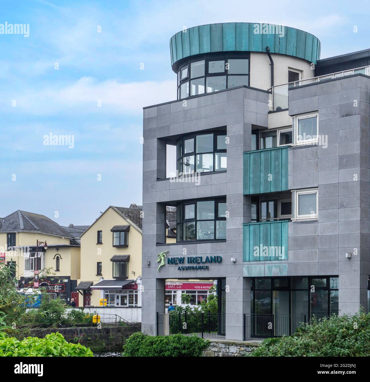 Die Büros von New Ireland Assurance in der Dominic Street, Galway, Irland. Das Unternehmen ist in der Lebensversicherung und im Pensionsgeschäft tätig. Stockfoto