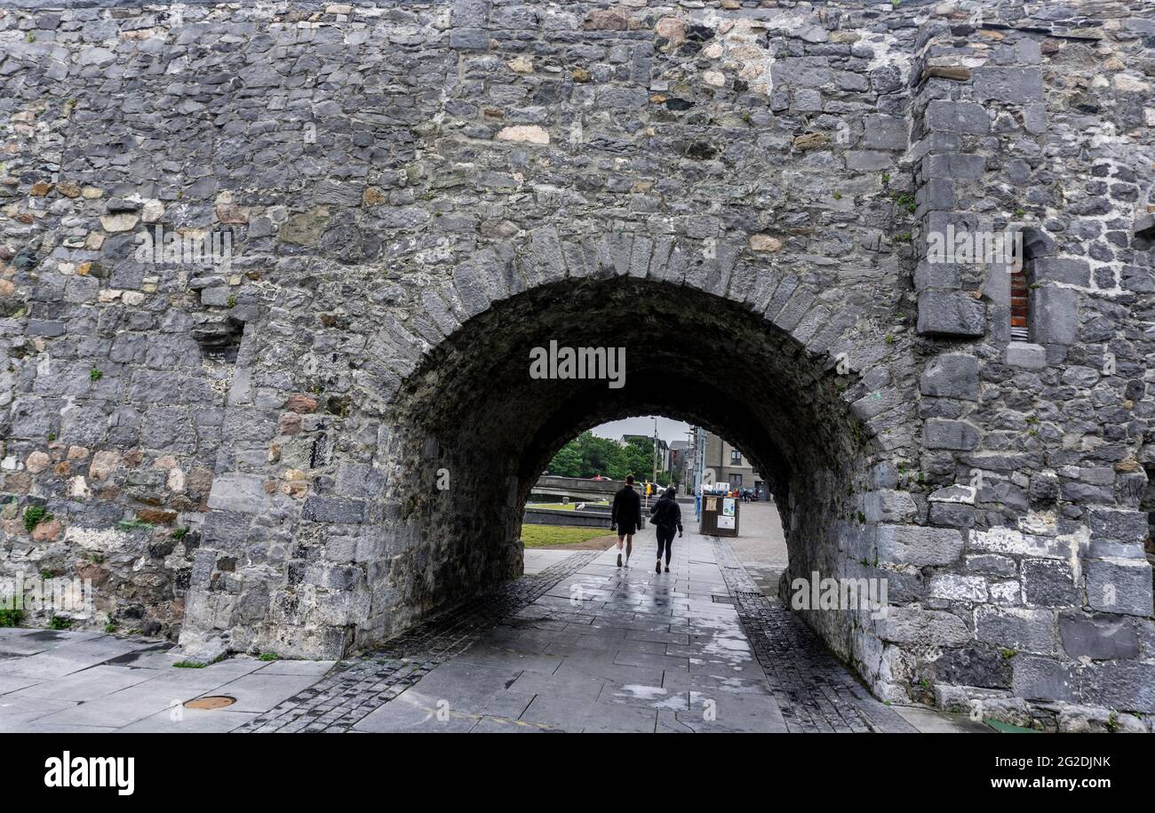 Der Spanish Arch Abschnitt von Galway City, Irland. Der Name, ein mittelalterliches Gebäude aus dem Jahr 1584, bezieht sich auf den spanischen Handel mit Galway. Stockfoto