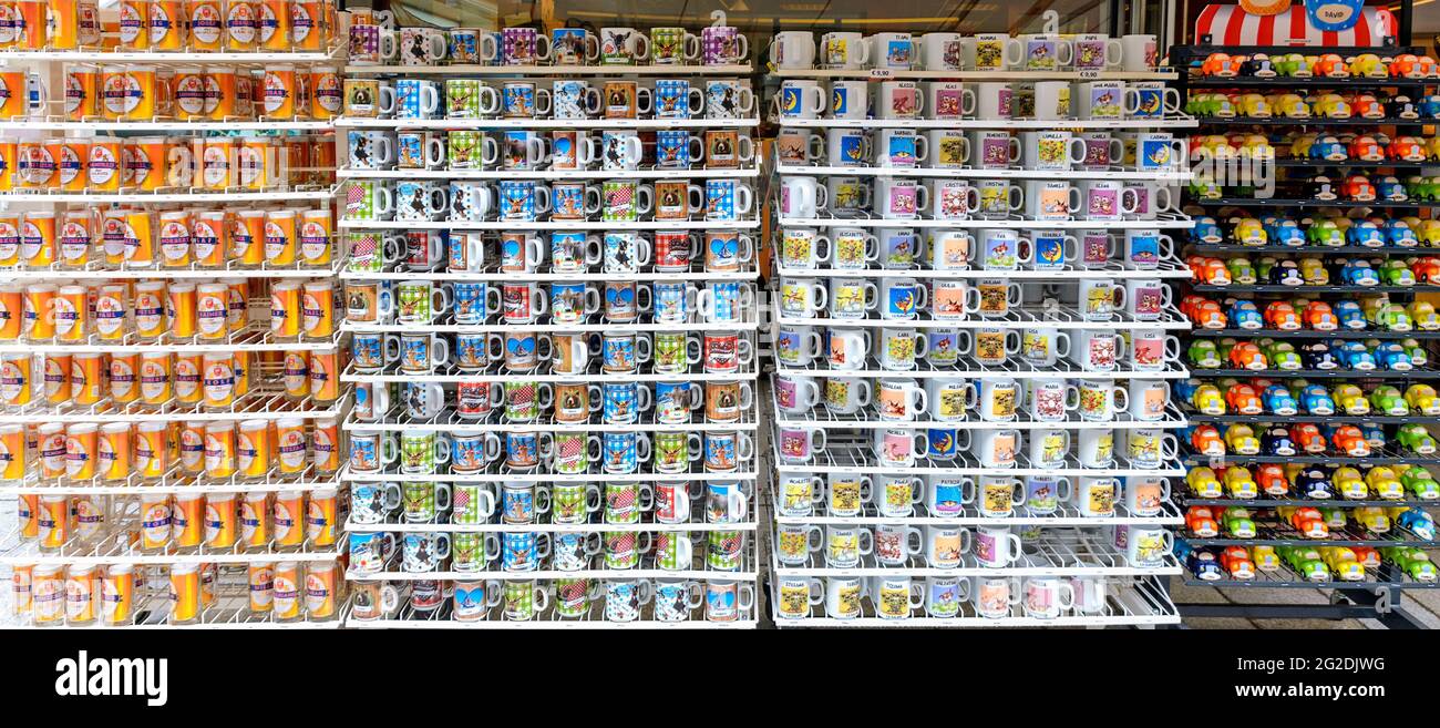 Kitschige Gläser und Tassen mit Vornamen auf Racks im Freien präsentiert Stockfoto