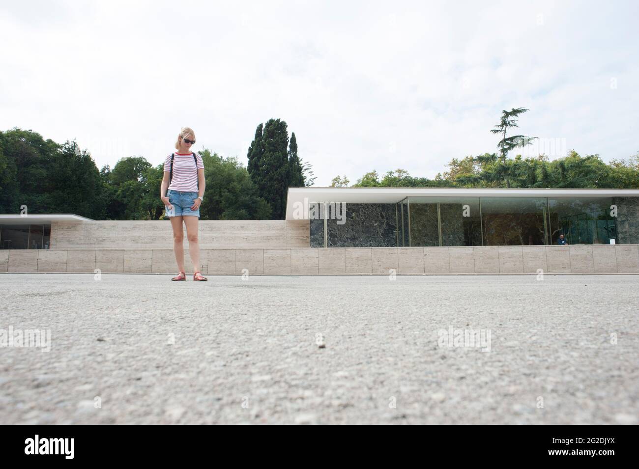 Vor dem berühmten Pavillon von Barcelona steht ein Tourist Stockfoto