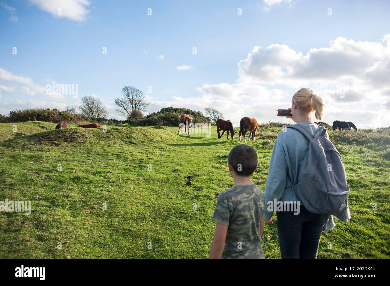 Eine Familie erkundet den Cissbury Ring in West Sussex Stockfoto