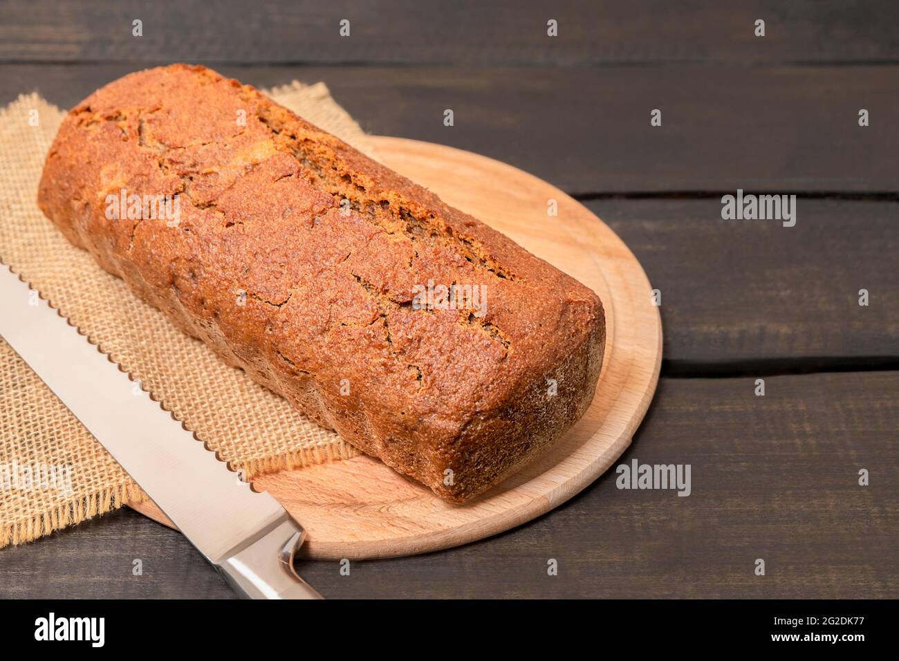 Roggenbrot auf dunklem Holztisch mit Kopierplatz Stockfoto