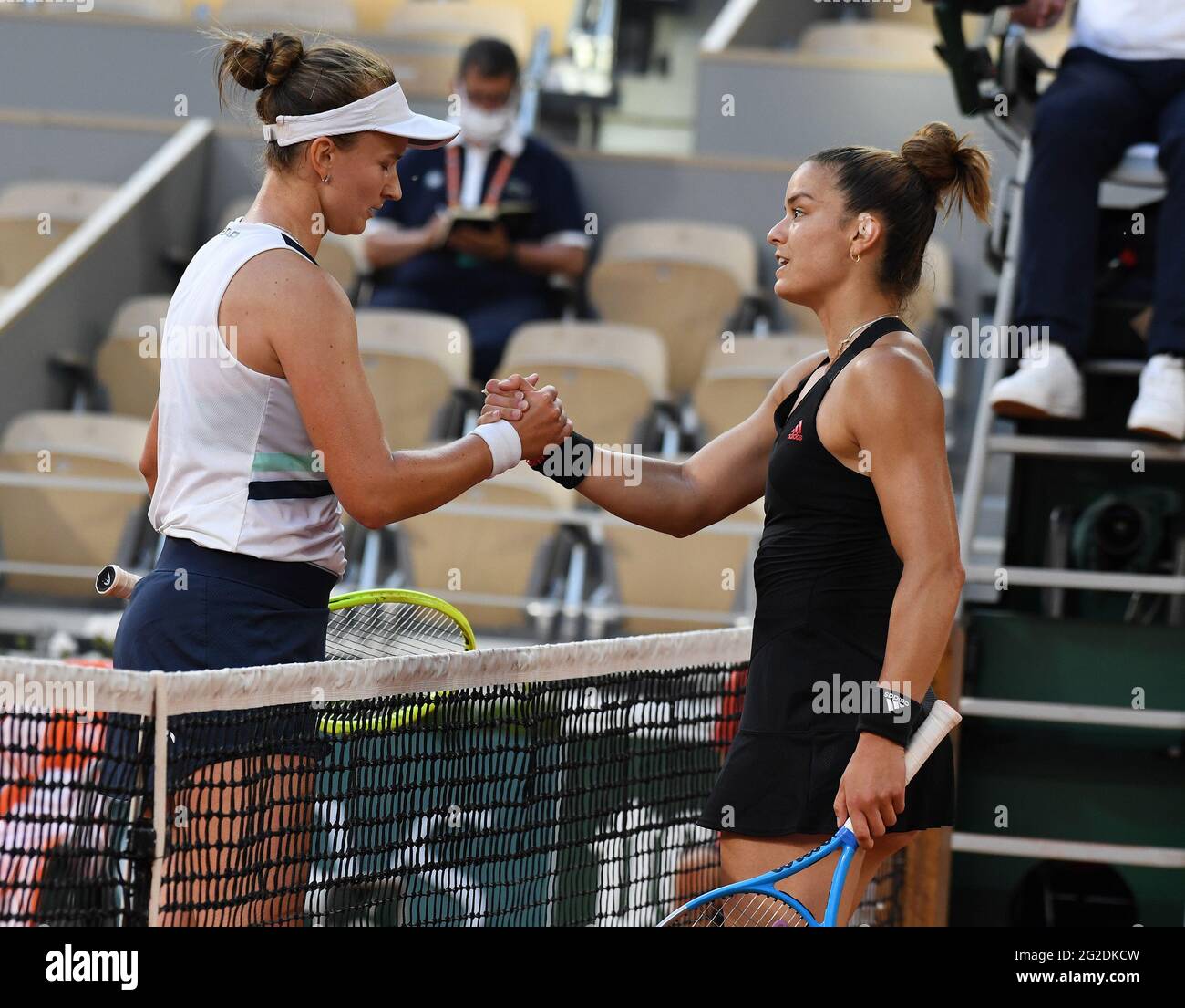 Paris, Fra. Juni 2021. Paris, Roland Garros, Tag der offenen Tür 12 10/06/2021 Barbora Krejicikova (CZE) gewinnt Halbfinalspiel gegen Maria Sakkari (GRE) Credit: Roger Parker/Alamy Live News Stockfoto