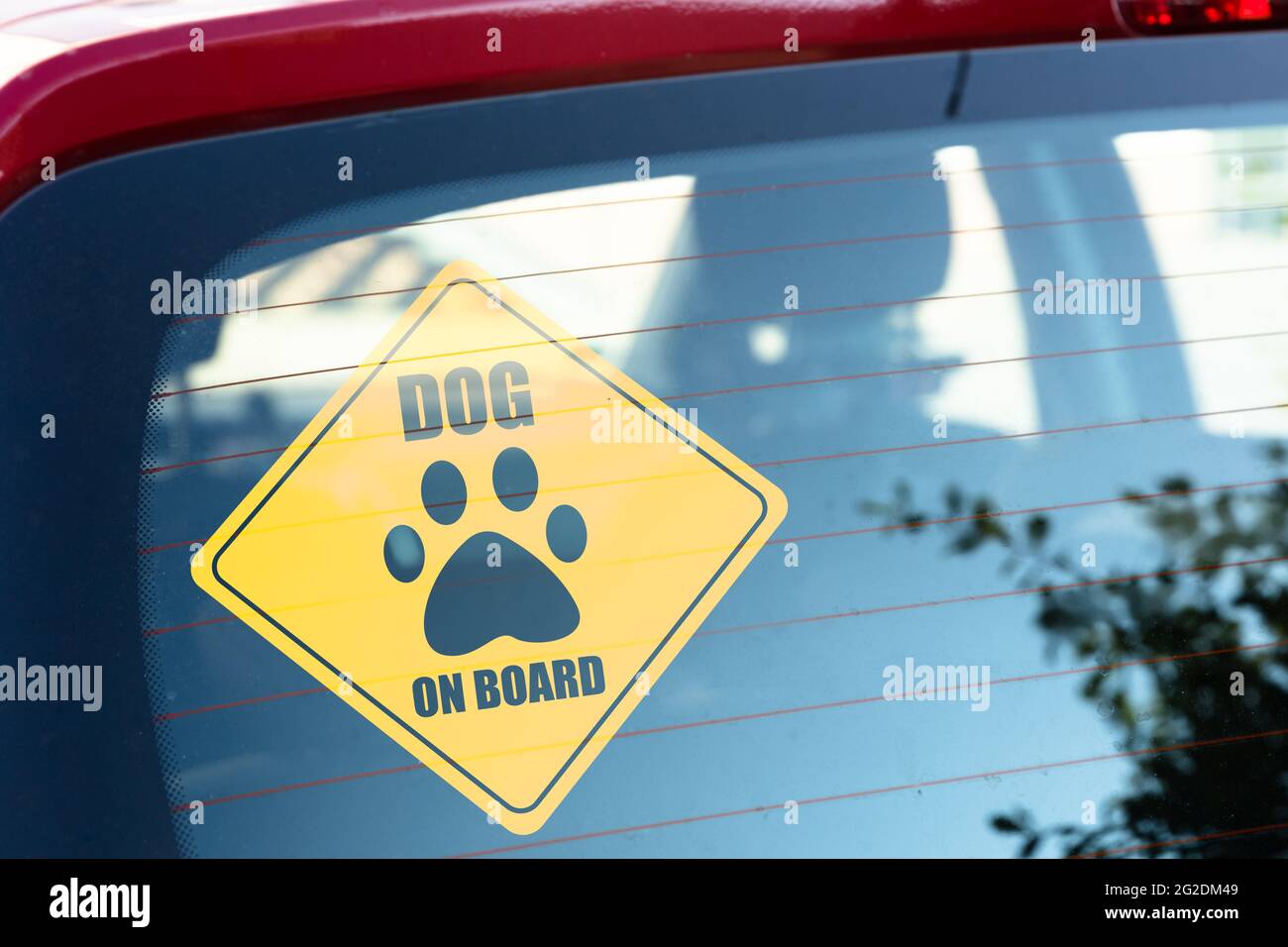 Schild Mit Hund An Bord. Kfz-Fensteraufkleber Stockfoto