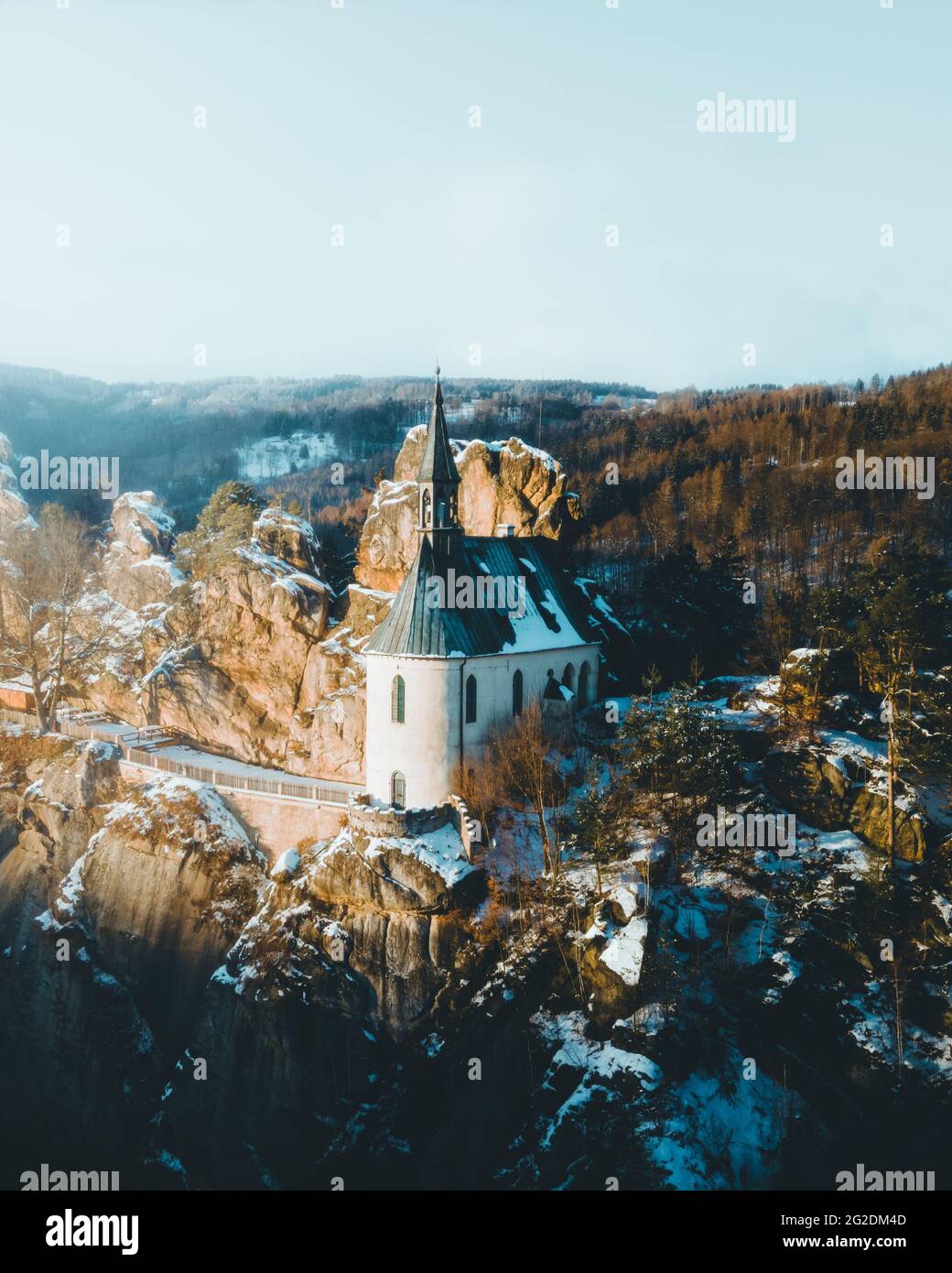 Ruinen von Schloss Vranov mit kleiner Felskapelle, Pantheon, in Mala Skala am sonnigen Wintertag mit blauem Himmel und Sonnenuntergang Licht, Böhmisches Paradies, alias Stockfoto