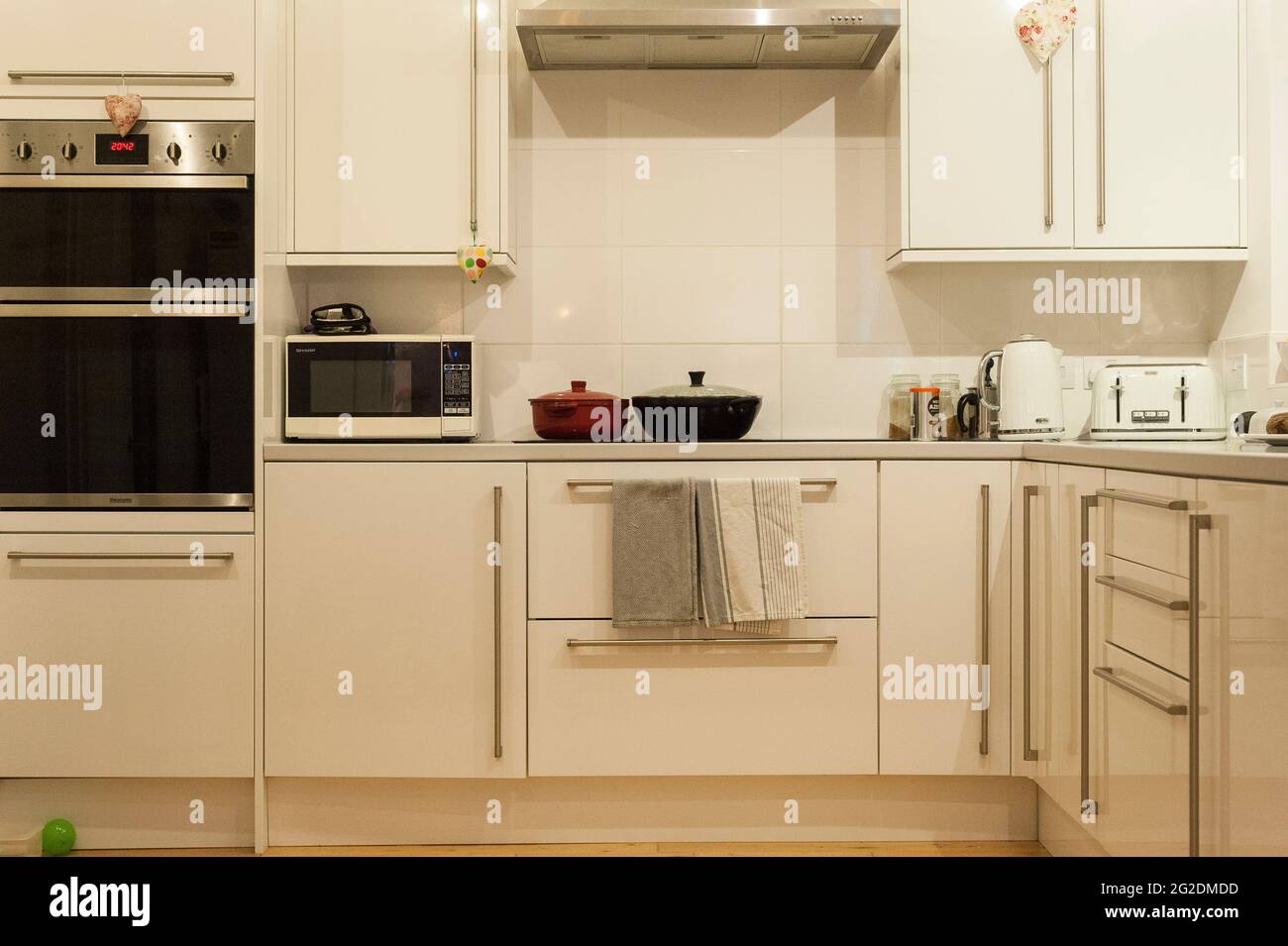Innenaufnahmen einer echten Familienküche in einem authentischen, modernen Zuhause. Stockfoto