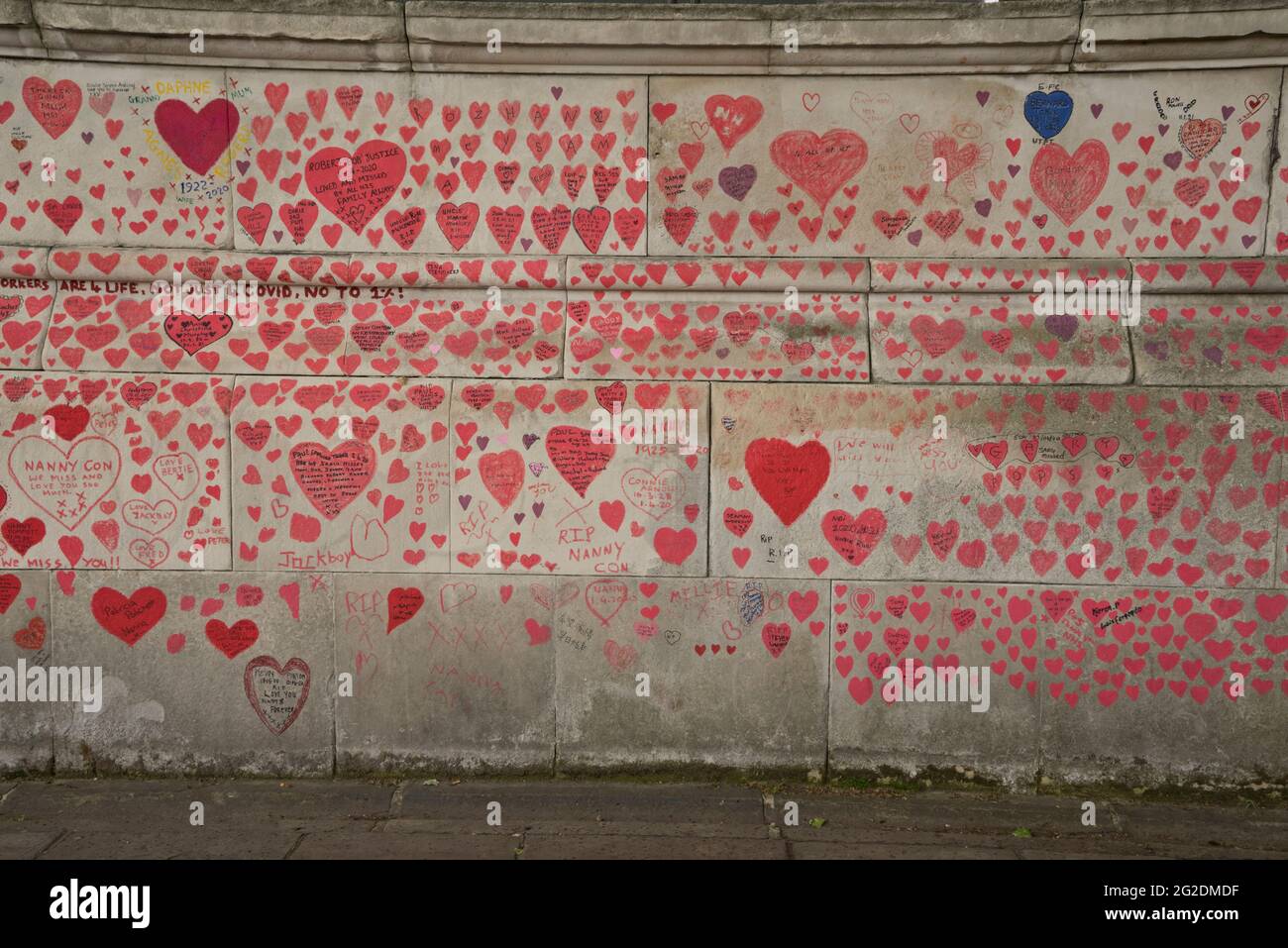 Die National Covid Memorial Wall, ein öffentliches Wandgemälde, das von Freiwilligen gemalt wurde, um den Opfern der COVID-19-Pandemie im Vereinigten Königreich zu gedenken. Es liegt am Südufer der Themse in London, gegenüber dem Palace of Westminster, London, England, Großbritannien. Stockfoto