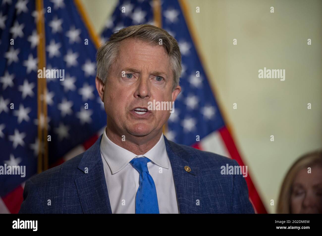 Washington, Usa. Juni 2021. Senator Roger Marshall, R-KS, spricht am Mittwoch, den 10. Juni 2021, während einer Pressekonferenz im US-Kapitol in Washington, DC. Die Konferenz, die von Republikanern des Senats abgehalten wurde, diskutierte die Zensur von Big Tech und Coronavirus. Foto von Bonnie Cash/UPI Credit: UPI/Alamy Live News Stockfoto