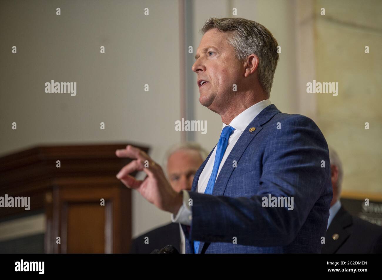 Washington, Usa. Juni 2021. Senator Roger Marshall, R-KS, spricht am Mittwoch, den 10. Juni 2021, während einer Pressekonferenz im US-Kapitol in Washington, DC. Die Konferenz, die von Republikanern des Senats abgehalten wurde, diskutierte die Zensur von Big Tech und Coronavirus. Foto von Bonnie Cash/UPI Credit: UPI/Alamy Live News Stockfoto