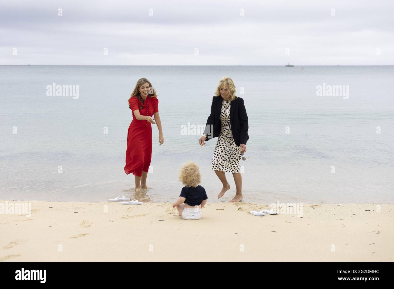 Carbis Bay, Großbritannien. Juni 2021. Carrie Johnson, die Frau von Premierminister Boris Johnson, spricht mit der First Lady der Vereinigten Staaten, Dr. Jill Biden, während Wilfred Johnson während des G7-Spitzenpolitikgipfels am 10. Juni 2021 in Carbis Bay, Cornwall, Großbritannien, am Strand sitzt. Foto von Simon Dawson/No 10 Downing Street/UPI Credit: UPI/Alamy Live News Stockfoto