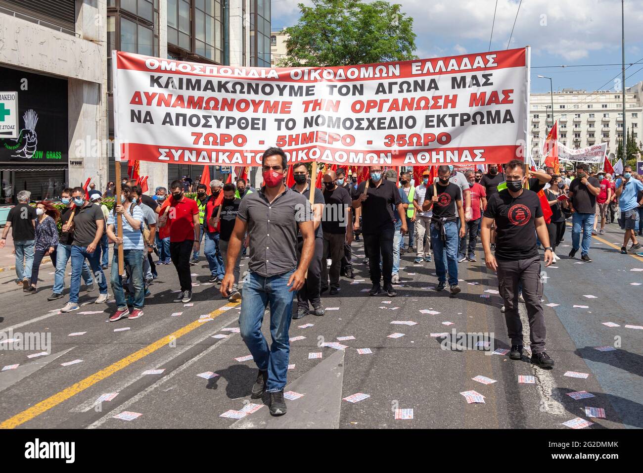 Arbeiter der Baugewerkschaft während des Generalstreiks in Athen, Griechenland, gegen das neue Arbeitsgesetz der konservativen Regierung der Neuen Demokratie. Stockfoto