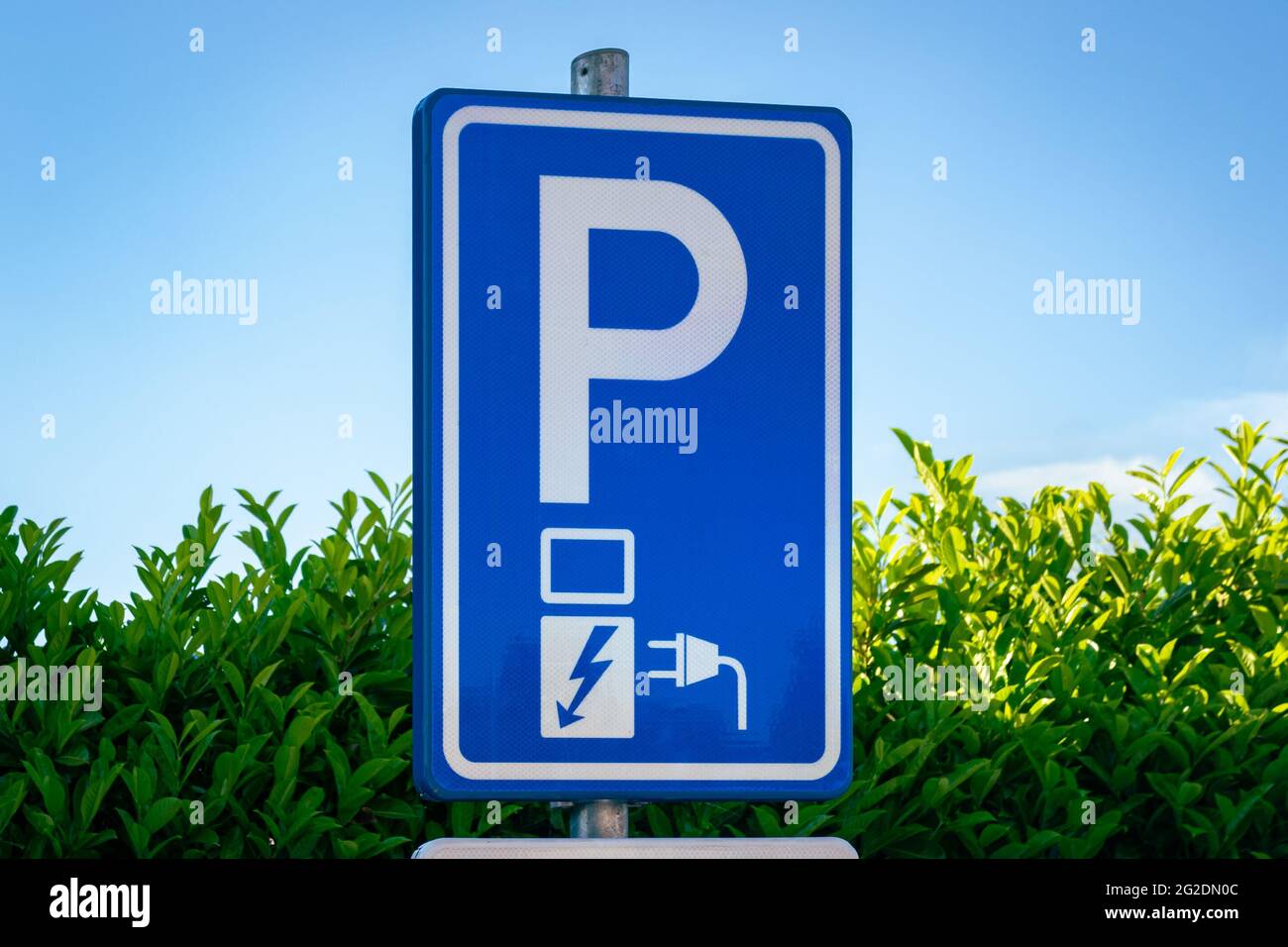 Parkschild zum Laden von Elektroautos Stockfoto