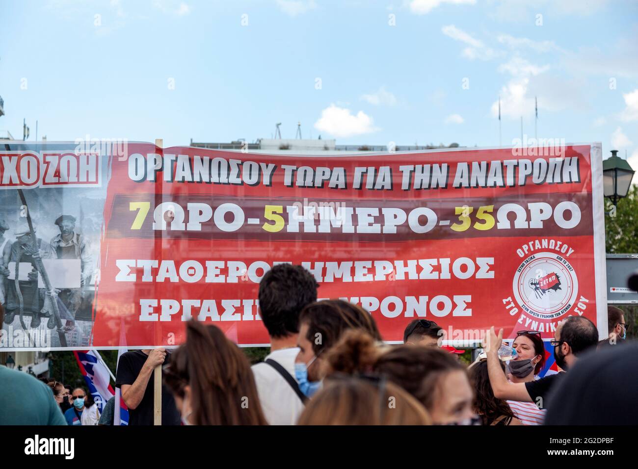 Menschen protestieren während des Generalstreiks in Athen, Griechenland, gegen das neue Arbeitsgesetz der konservativen Regierung, das viele Arbeitsrechte abschafft Stockfoto