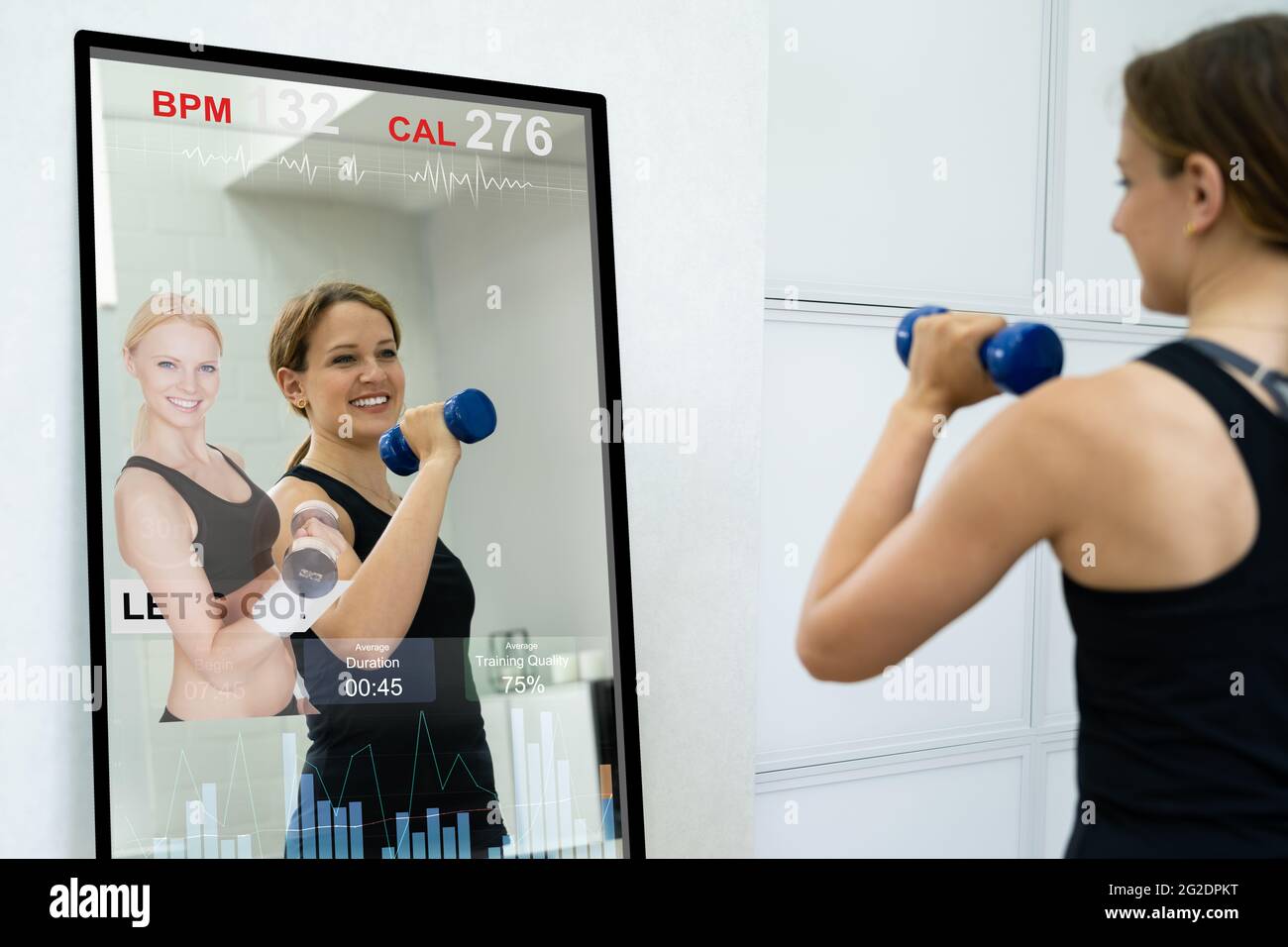 Smart Mirror Workout Und Übungsklasse. Frauen, Die Fitness Machen Stockfoto