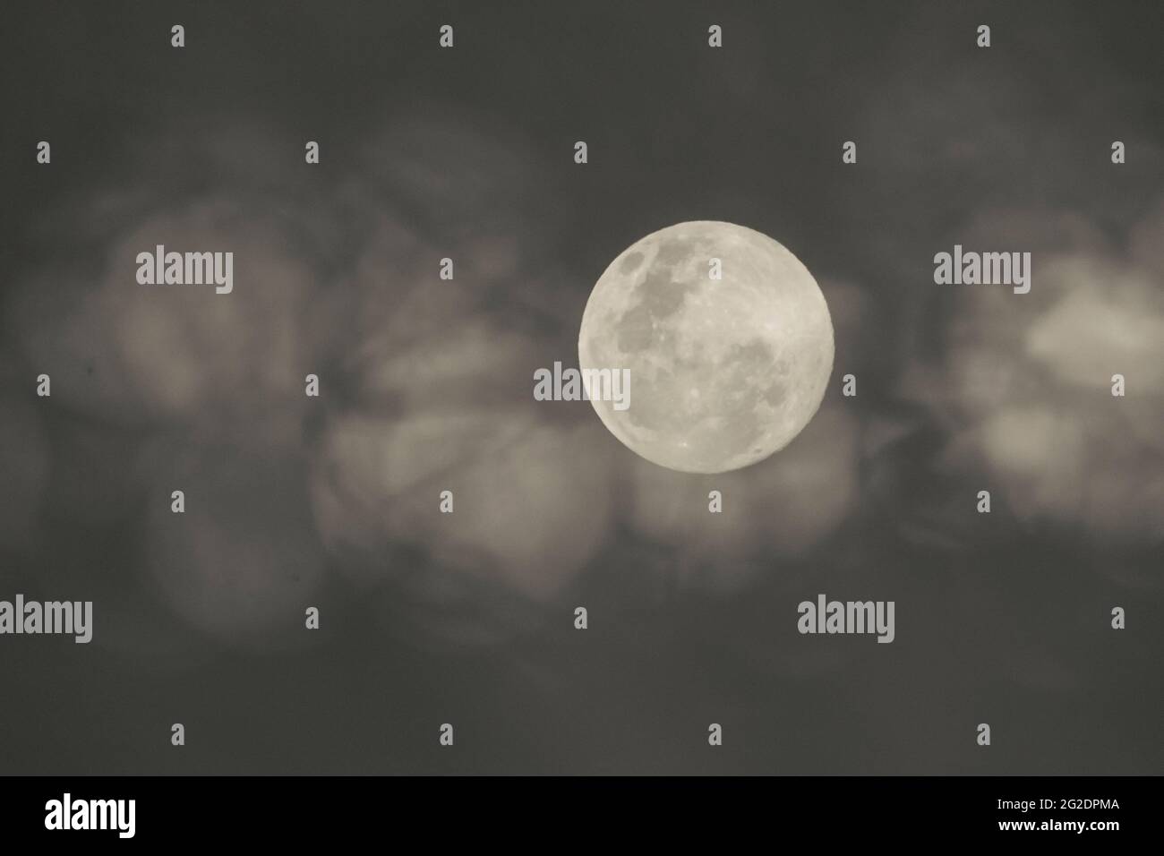 Vollmond am Nachthimmel, Patagonien, Argentinien Stockfoto