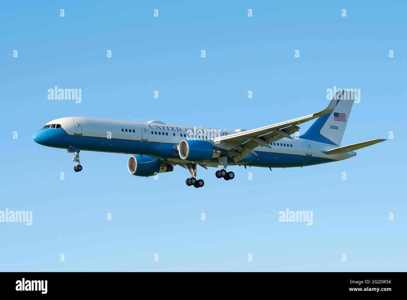 Die Boeing C-32A (757), die als Support- und Ersatzflugzeug für den Besuch von US-Präsident Biden in Großbritannien eintraf, verwendete das Rufzeichen „SAM46“. Landung in Mildenhall Stockfoto