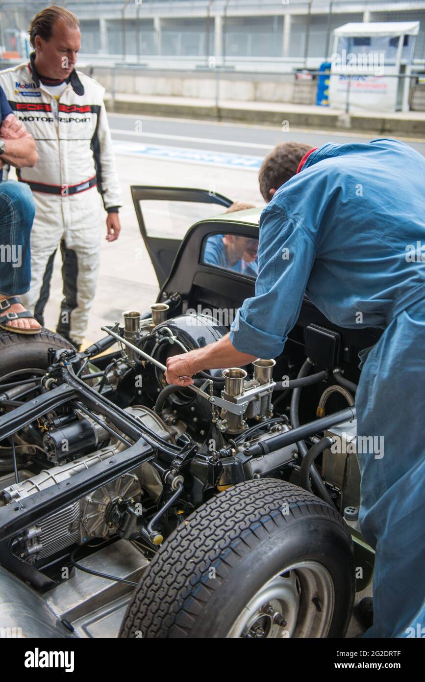 Rennfahrer Alex Birkenstock auf dem Nürburgring mit Porsche 904 Carrera Stockfoto