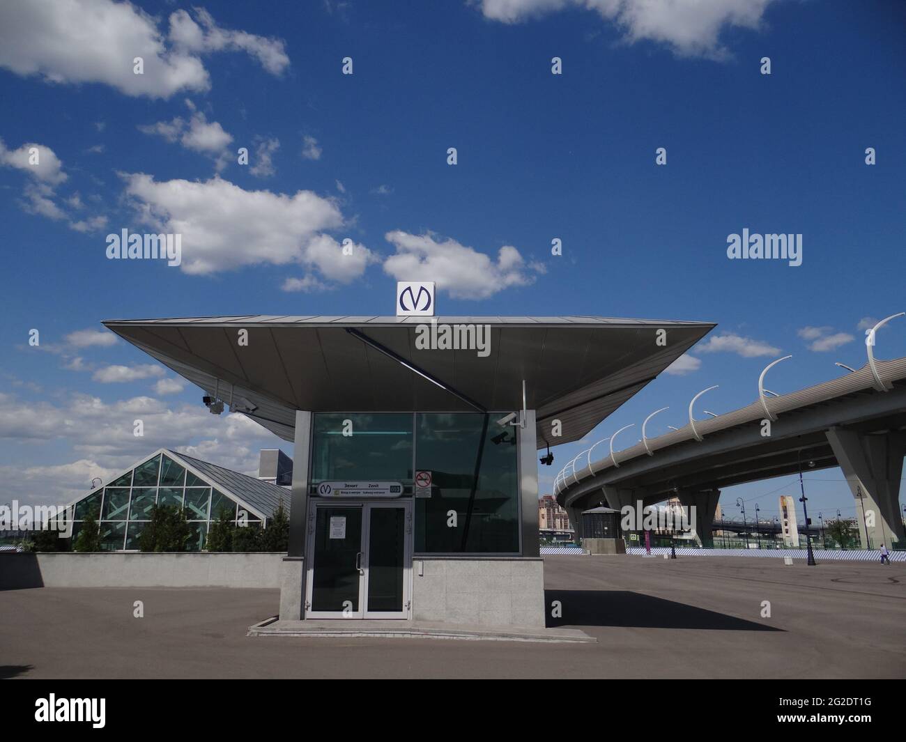 Die U-Bahnstation Zenit für das Team des FC Zenit aus St. Petersburg wurde eröffnet. Es stellt FC Zenit historische Trophäen aus 3D-Druck auf den Bahnsteigen, St. Petersburg, Russland Stockfoto