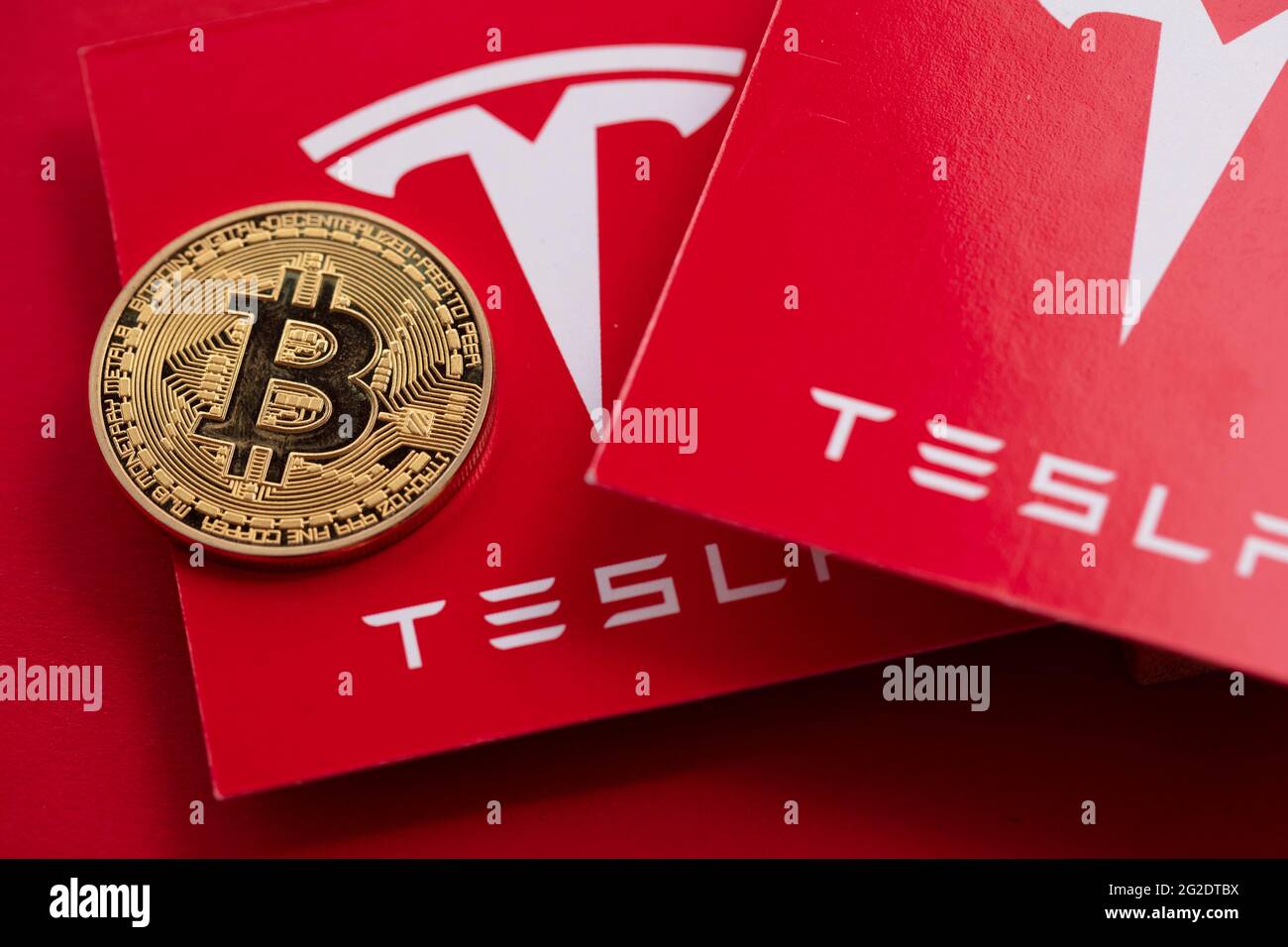 LONDON, Großbritannien - 2021. Juni: Bitcoin-Kryptowährung auf einem Tesla-Elektrofahrzeug-Logo Stockfoto