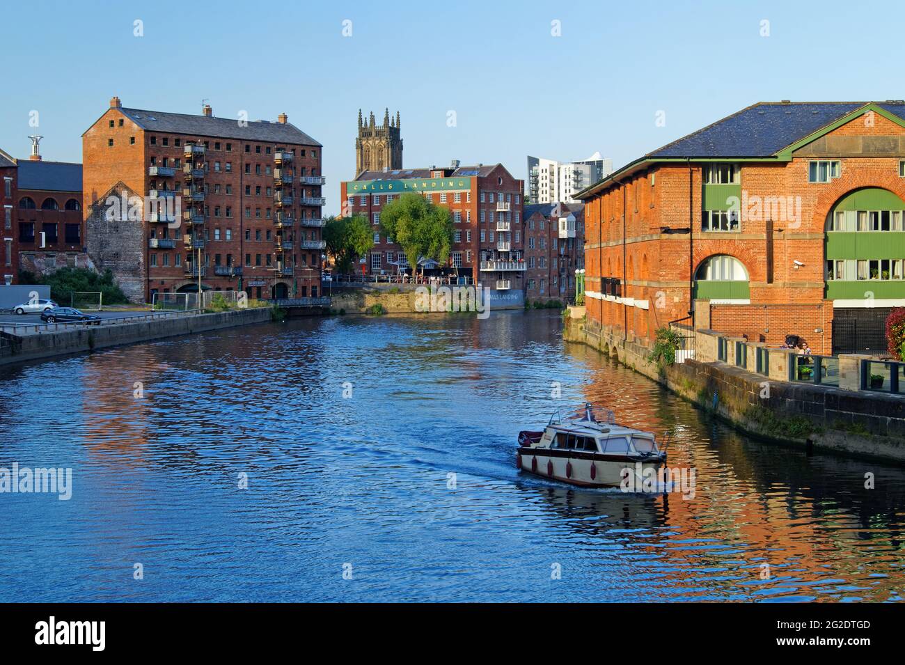 Großbritannien, West Yorkshire, Leeds, Blick von der Leeds Bridge auf den Calls-Bereich mit dem Münster im Hintergrund. Stockfoto