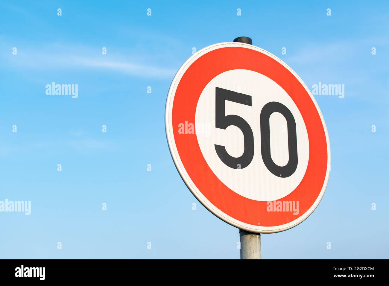 50 km h grenze -Fotos und -Bildmaterial in hoher Auflösung – Alamy