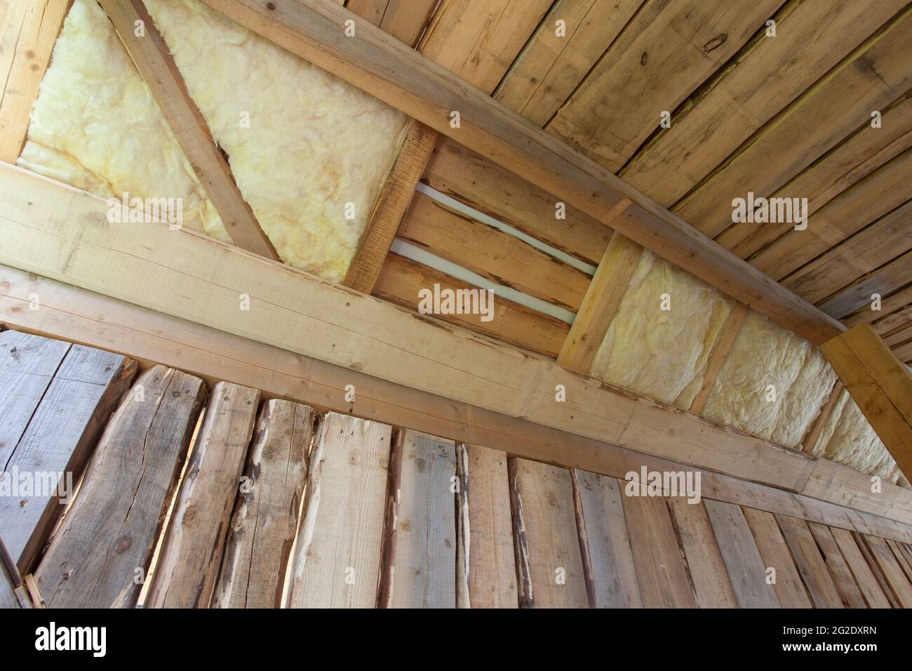 Isolierung aus Glaswolle in einem Holzhaus Stockfoto