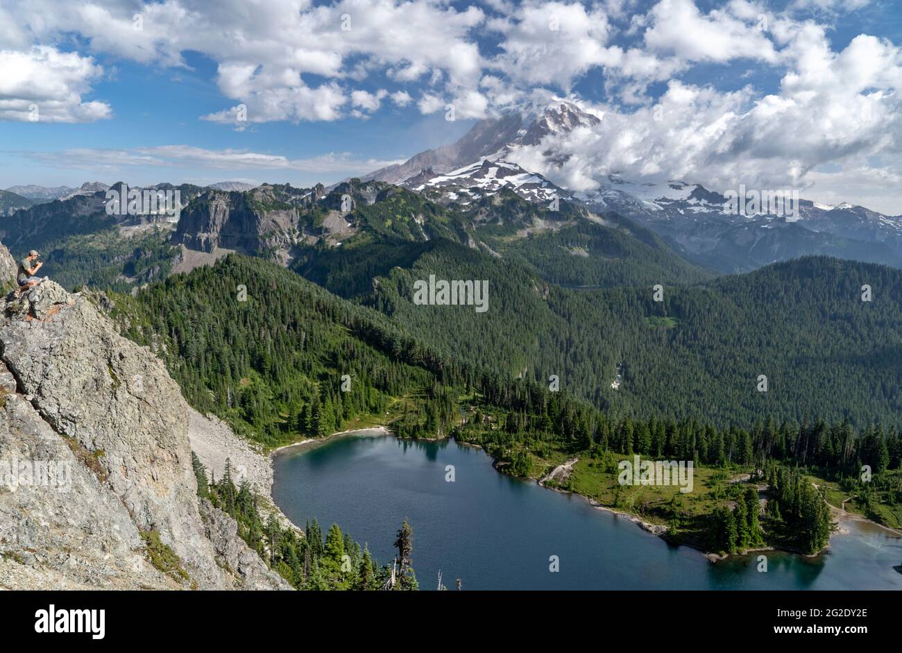 Toller Grand Vista und Blick auf Mount Rainier vom Tolmie Peak im pazifischen Nordwesten Stockfoto
