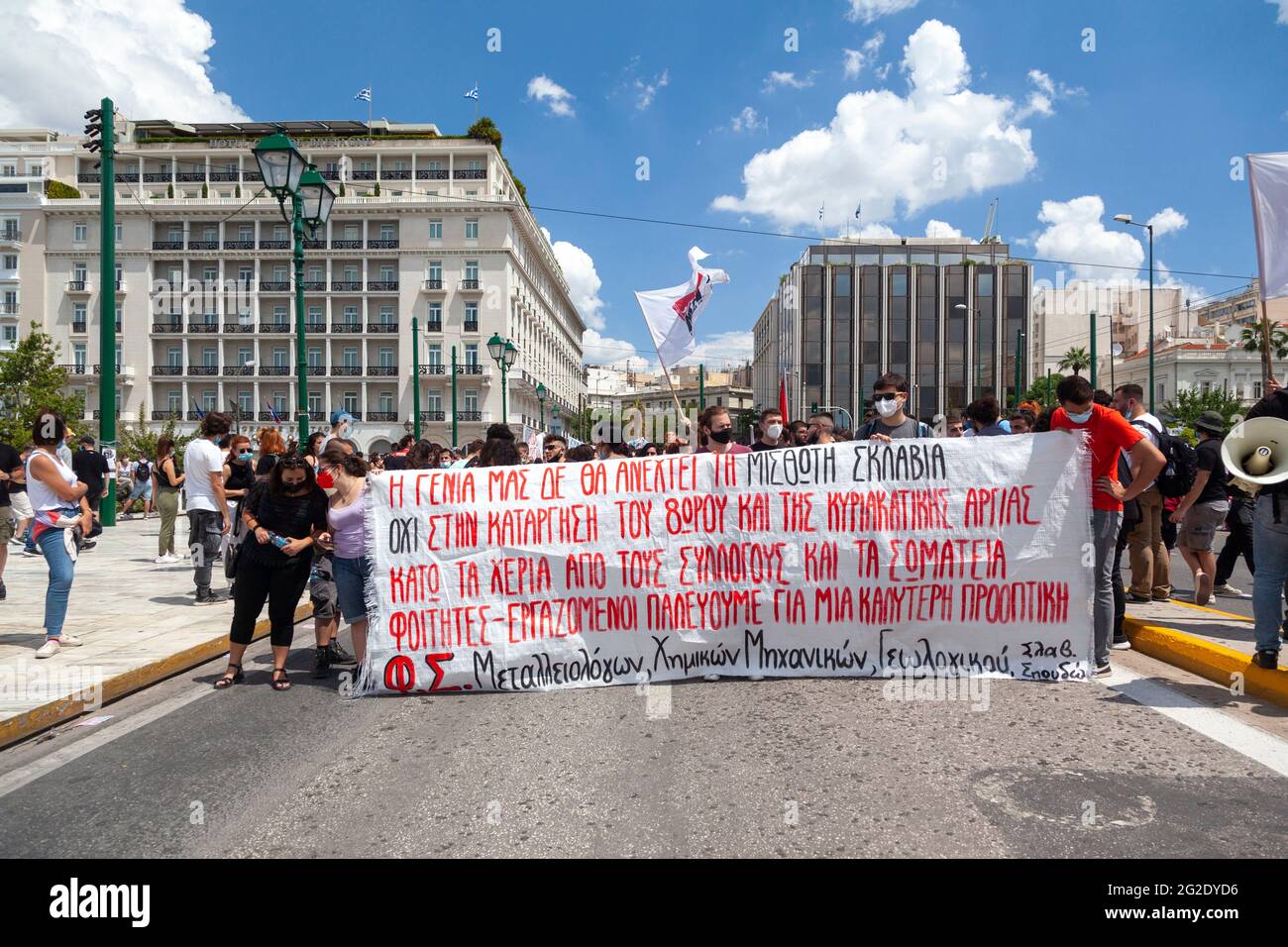 Demonstranten während des Generalstreiks in Athen gegen das Labour-Gesetz, das die konservative Regierung zu verabschieden versucht und die Arbeitsrechte abschafft. Stockfoto