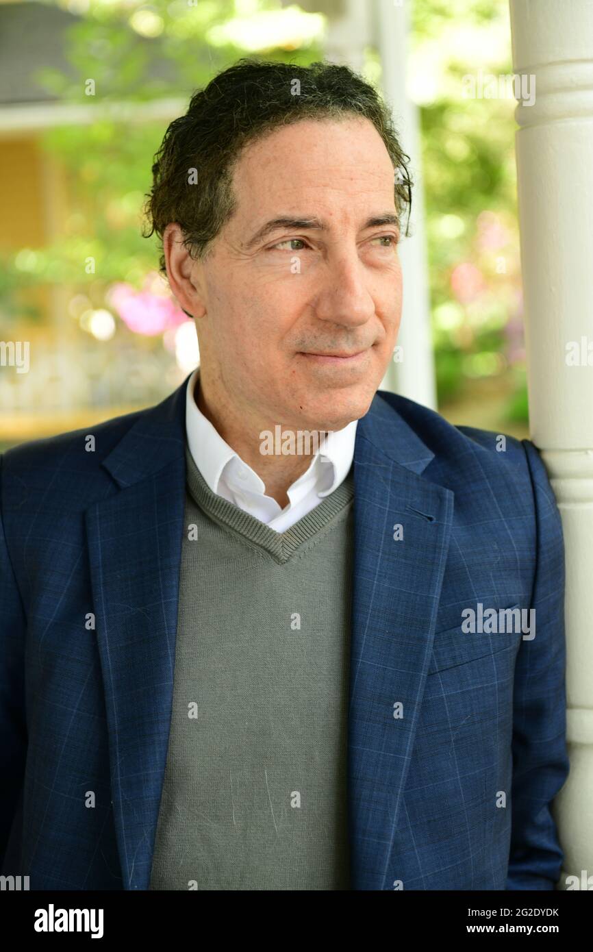 Der US-Kongressabgeordnete Jamie Raskin bei seinem Haus in Maryland USA wurde zum Mitglied des Repräsentantenhauses gewählt Stockfoto