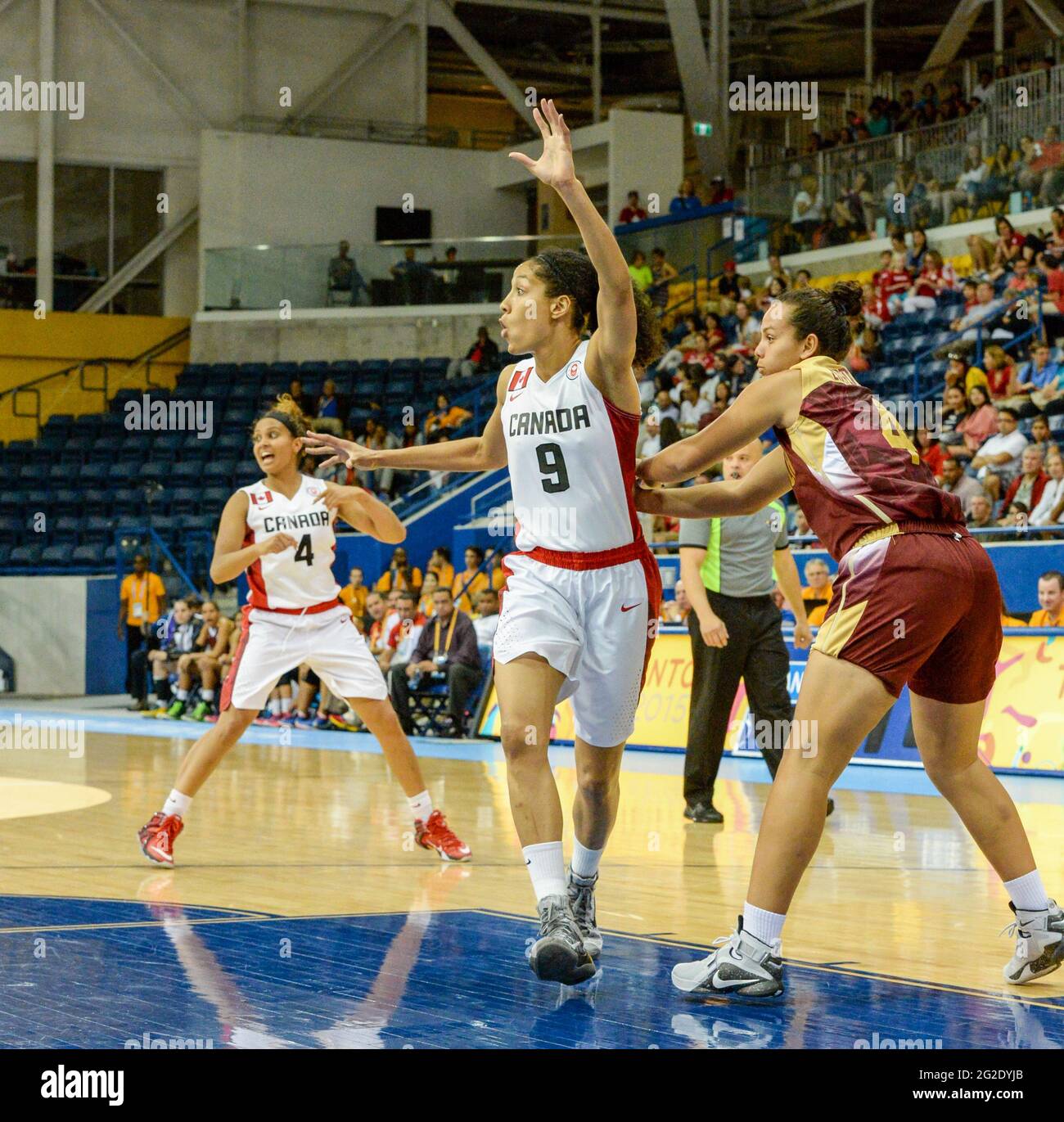 Toronto 2015 Pan am oder Pan American Games, Frauen-Basketball: Miranda Ayin (9) aus dem Team Canada begibt sich schnell in den Angriffsbereich und bittet um den Ball zu s Stockfoto