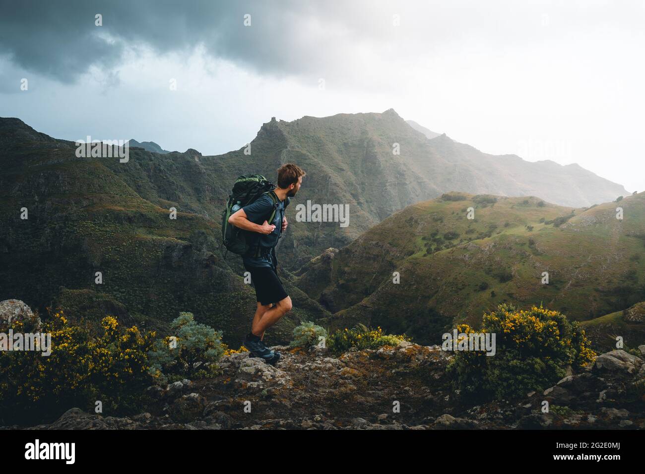 Mann Wanderer Erkundung der Berge von Teneriffa Reisen gesunde Lebensweise Abenteuer Reise Wandern solo mit Rucksack aktiven Urlaub im Freien Stockfoto