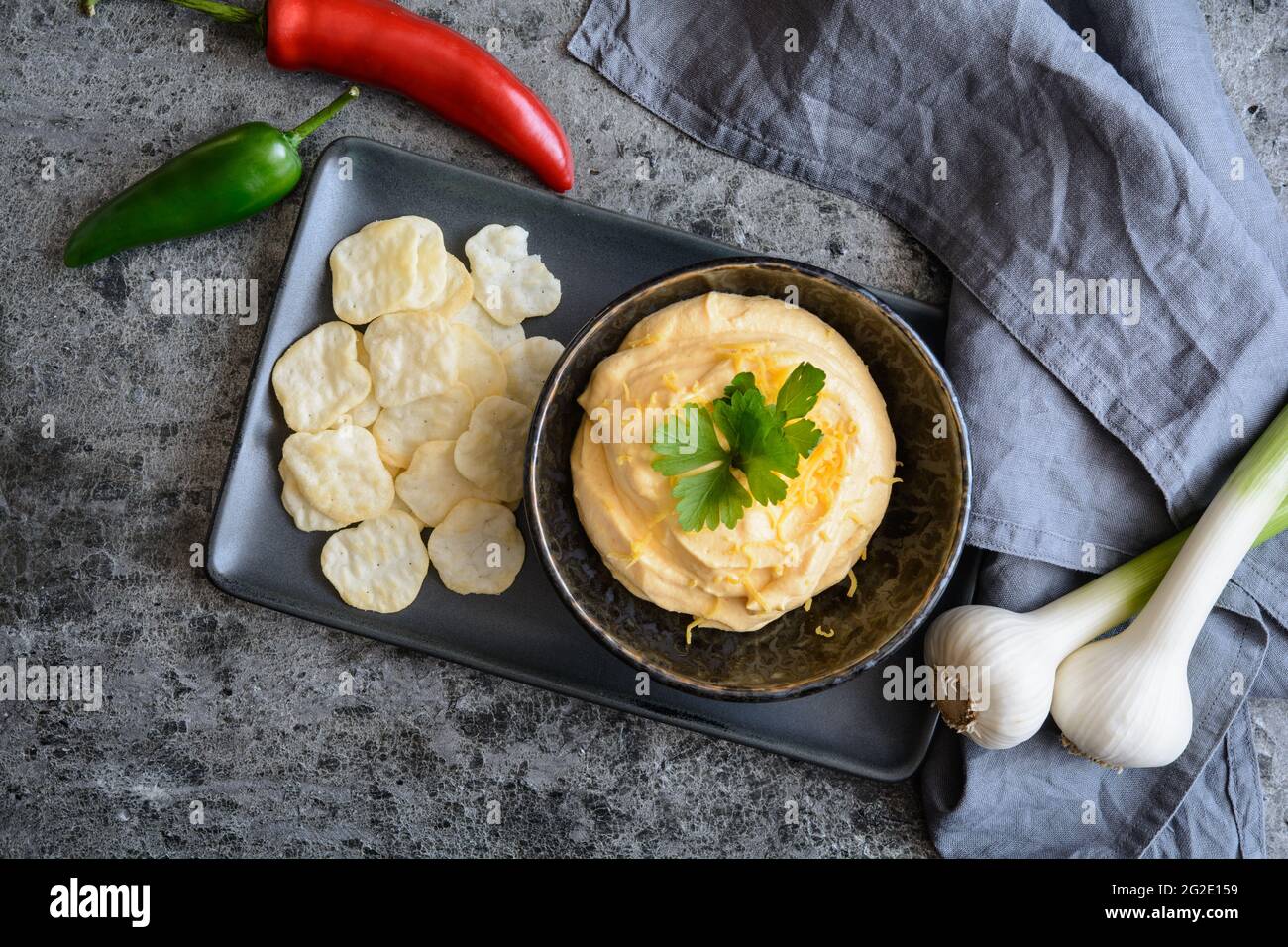Einfache Cheddar-Käsedip mit Knoblauch, serviert mit Crackern Stockfoto