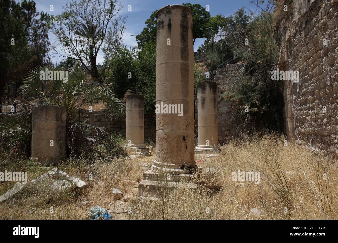 Säulen und vernachlässigte und verlassene Ruinen der New oder Nea Kirche von Theotokos am byzantinischen Cardo südlichen Ende auf Mt. Zion, Das Alte Jerusalem. Israel. Stockfoto