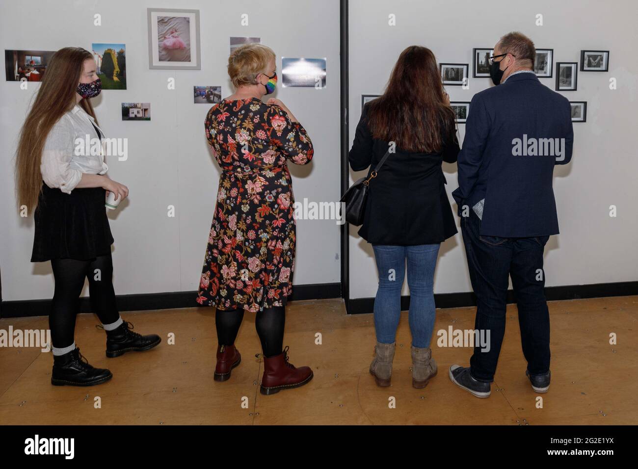 Cork, Irland, 10. Juni 2021. St Johns Central College Photography Exhibition, Cork, Irland. An diesem Abend wurde die jährliche Graduiertenausstellung „Catalyst“ des St. Johns Central College Photographic Studies offiziell eröffnet. Die Ausstellung läuft vom 31. Mai bis zum 14. Juni in St. Peters, North Main Street, Cork. Die Schau zeigt die Arbeit von sieben bildenden Künstlern aus einem breiten Spektrum fotografischer Disziplinen. Sie kommen aus vielen verschiedenen Ländern und vielen Teilen Irlands mit unterschiedlichen Hintergründen und Medienansätzen. Die Arbeit umfasst Stockfoto