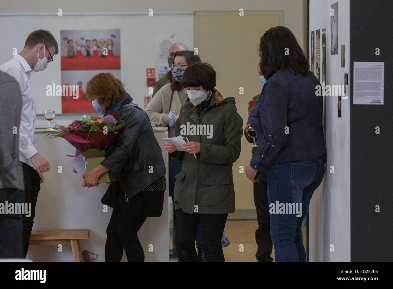 Cork, Irland, 10. Juni 2021. St Johns Central College Photography Exhibition, Cork, Irland. Die in Cork ansässige Presse- und PR-Fotografin Clare Keogh spricht bei der Einführung von Tonights. An diesem Abend wurde die jährliche Graduiertenausstellung „Catalyst“ des St. Johns Central College Photographic Studies offiziell eröffnet. Die Ausstellung läuft vom 31. Mai bis zum 14. Juni in St. Peters, North Main Street, Cork. Die Schau zeigt die Arbeit von sieben bildenden Künstlern aus einem breiten Spektrum fotografischer Disziplinen. Sie kommen aus vielen verschiedenen Ländern und vielen Teilen Irlands mit einer vielfältigen Auswahl Stockfoto