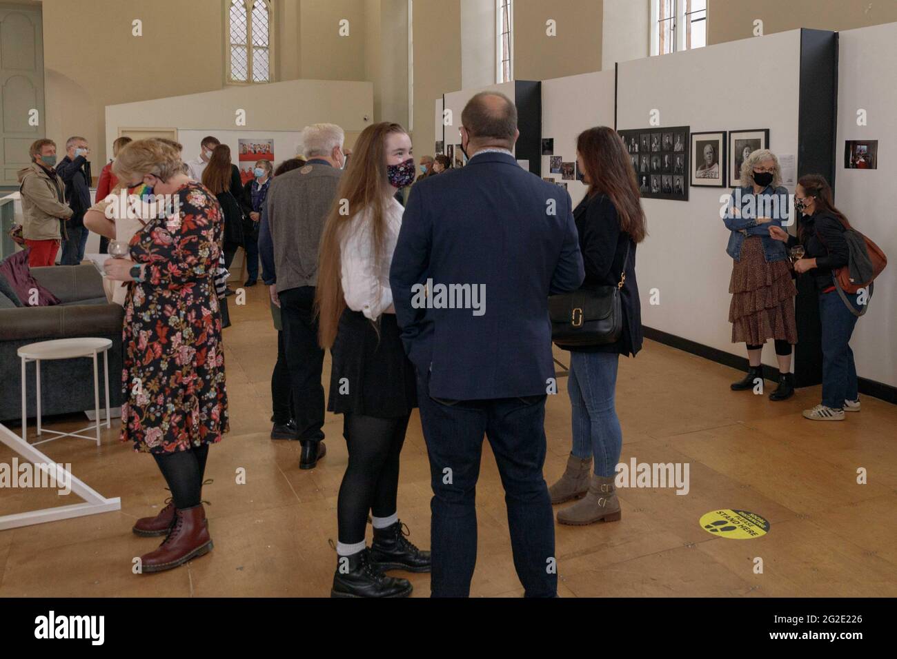 Cork, Irland, 10. Juni 2021. St Johns Central College Photography Exhibition, Cork, Irland. An diesem Abend wurde die jährliche Graduiertenausstellung „Catalyst“ des St. Johns Central College Photographic Studies offiziell eröffnet. Die Ausstellung läuft vom 31. Mai bis zum 14. Juni in St. Peters, North Main Street, Cork. Die Schau zeigt die Arbeit von sieben bildenden Künstlern aus einem breiten Spektrum fotografischer Disziplinen. Sie kommen aus vielen verschiedenen Ländern und vielen Teilen Irlands mit unterschiedlichen Hintergründen und Medienansätzen. Die Arbeit umfasst Stockfoto