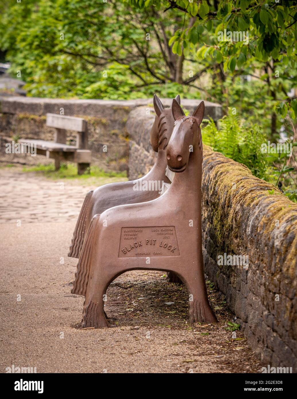 Seitenansicht der Canal Horse Bench von Lucy Casson auf dem Schlepppfad bei Black Pit Lock am Rochdale Canal. Hebden Bridge. Stockfoto