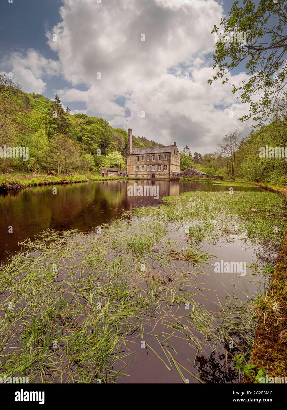 Gibson Mill, eine ehemalige Baumwollmühle in Hardcastle Crags, einem bewaldeten Pennine Valley in West Yorkshire, England. Jetzt eine Attraktion für Besucher außerhalb des Stromnetzes. Stockfoto