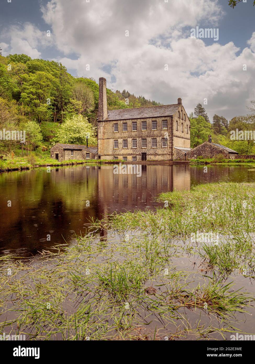 Gibson Mill, eine ehemalige Baumwollmühle in Hardcastle Crags, einem bewaldeten Pennine Valley in West Yorkshire, England. Jetzt eine Attraktion für Besucher außerhalb des Stromnetzes. Stockfoto