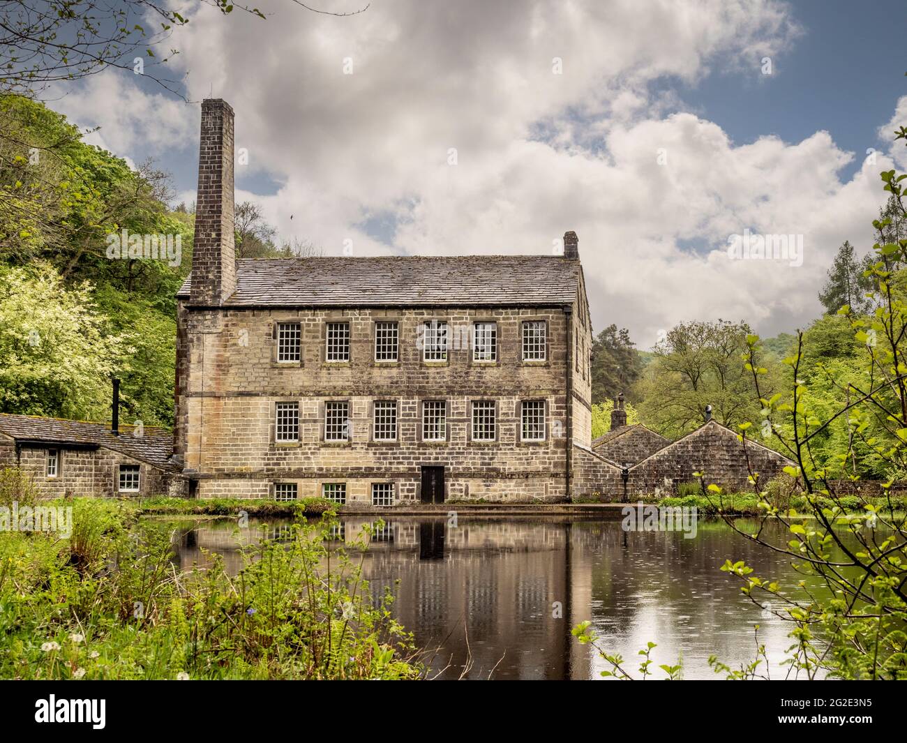 Gibson Mill, eine ehemalige Baumwollmühle in Hardcastle Crags, einem bewaldeten Pennine Valley in West Yorkshire, England. Jetzt eine Attraktion für Besucher außerhalb des Stromnetzes. Stockfoto