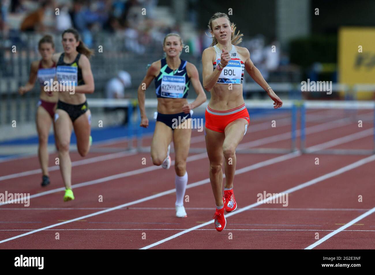 Firenzano, Italien. Juni 2021. Femke Bol (HOL) gewinnt am 6 2021. Juni den 400-Meter-Hürdenlauf bei der Goldenen Gala der Wanda Diamond League Pietro Mennea im Asics Firenzer Marathon-Stadion „Luigi Ridolfi“ in Florenz, Italien. (Foto von Giuseppe Fama/Pacific Press) Quelle: Pacific Press Media Production Corp./Alamy Live News Stockfoto