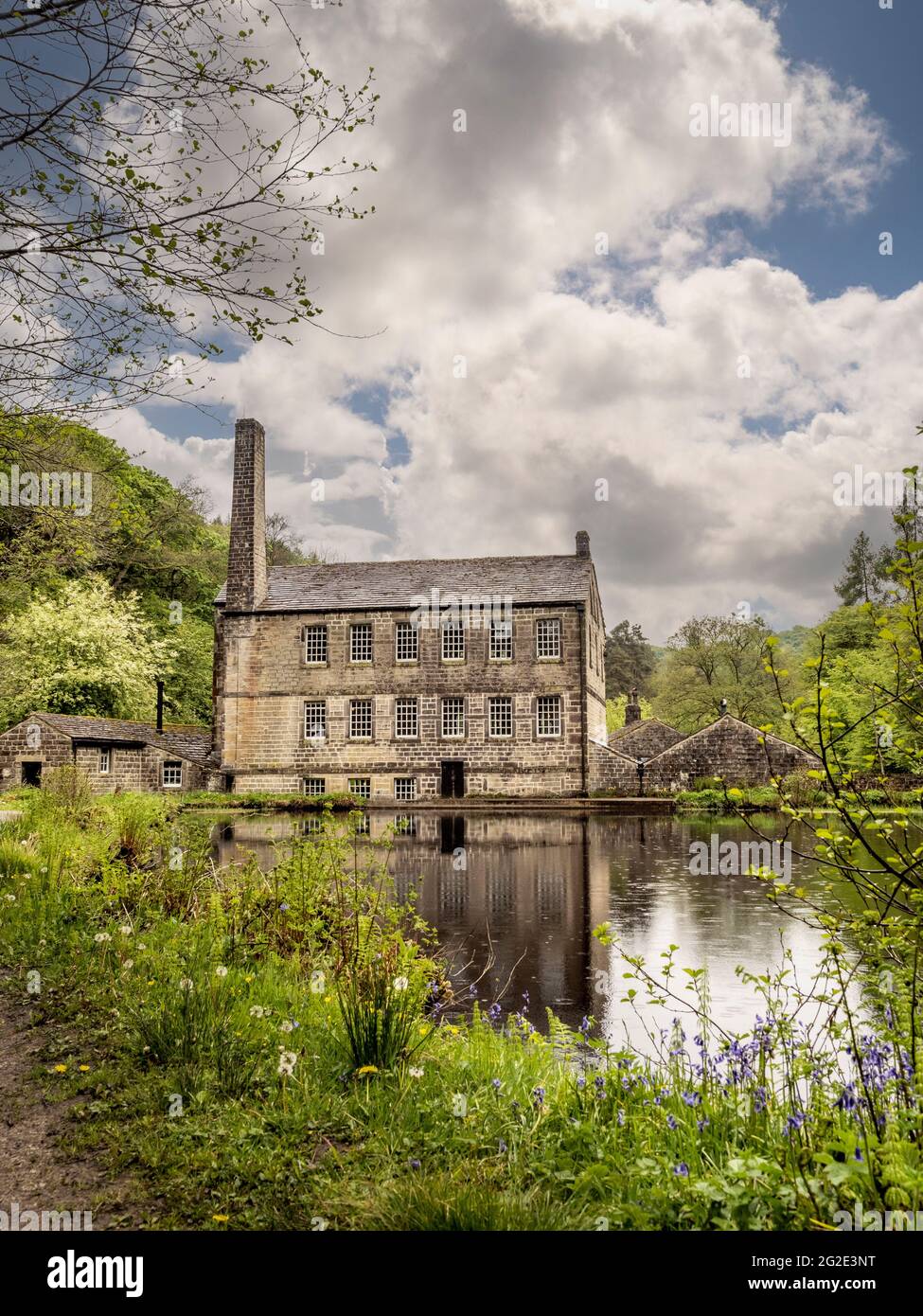 Gibson Mill, eine ehemalige Baumwollmühle in Hardcastle Crags, einem bewaldeten Pennine Valley in West Yorkshire, England. Jetzt eine Attraktion für Besucher außerhalb des Stromnetzes. Stockfoto